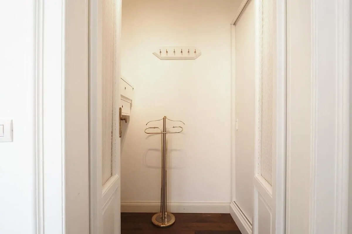 Refined And Bright One-Bedroom Near Risorgimento Milan